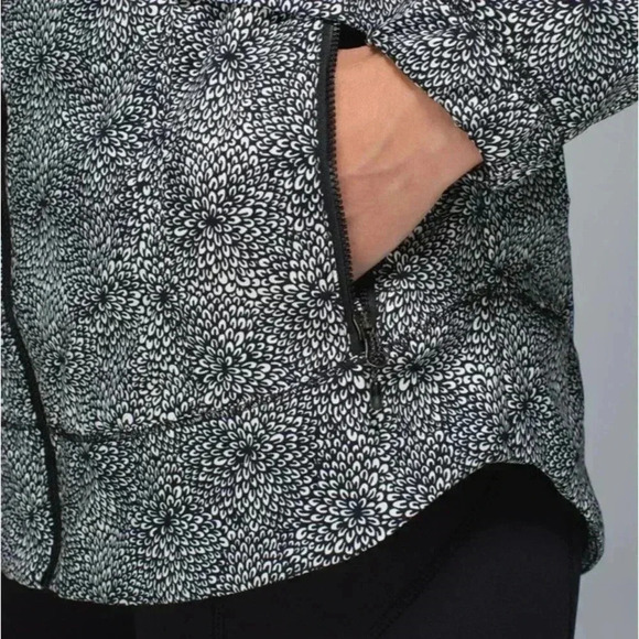 Lululemon Spring Forward Jacket
Plush Petal Black Ghost / Black 4 - Picture 7 of 14